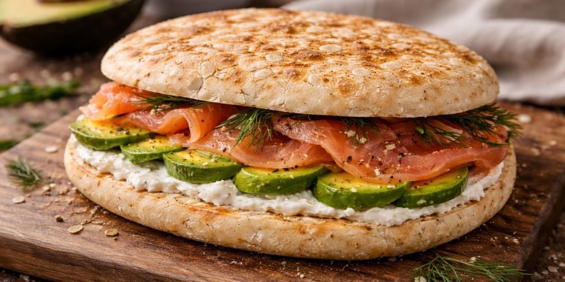 2) Le nordique saumon, avocat et pain suédois moelleux