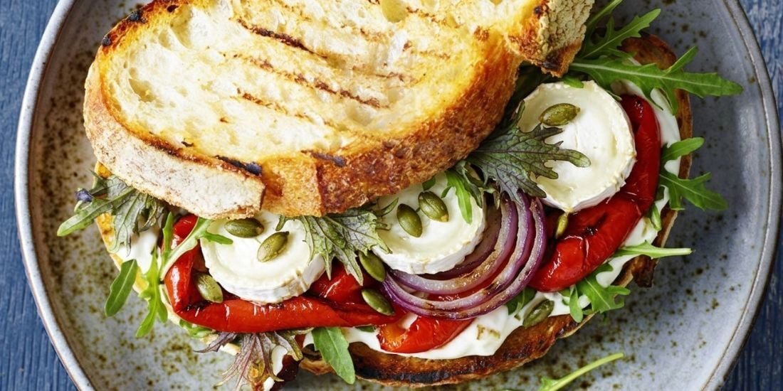 9) Le veggie gourmet poivron rôti, chèvre et oignon caramélisé