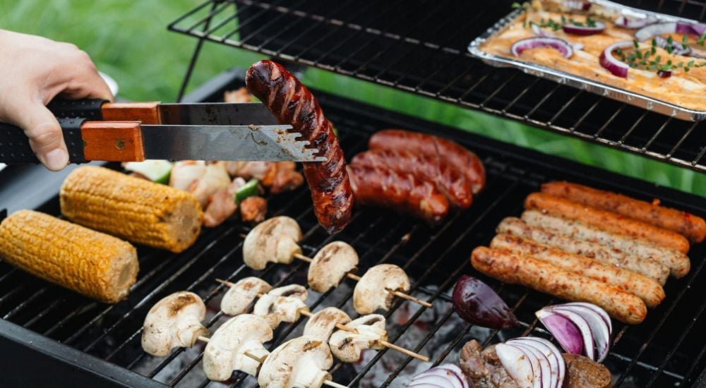 Toutes nos astuces pour nettoyer votre grille de barbecue facilement et simplement !