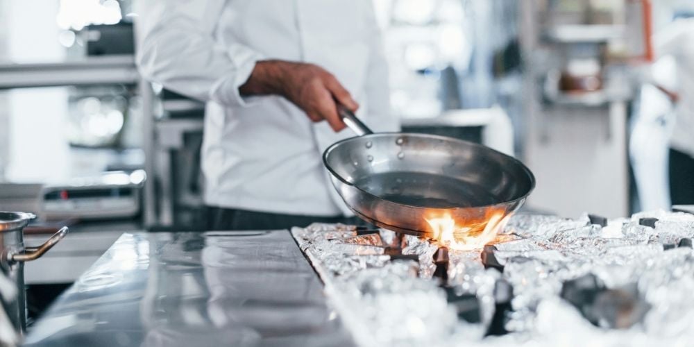 Nettoyer une poêle en inox en quelques étapes simples