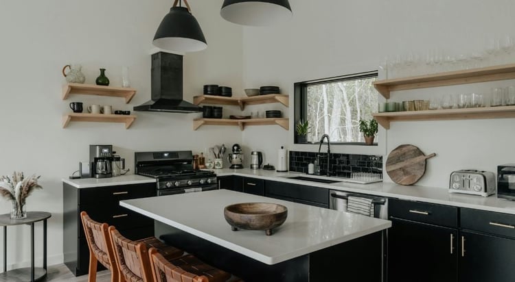 Astuces de rangement pour une cuisine optimisée et agréable