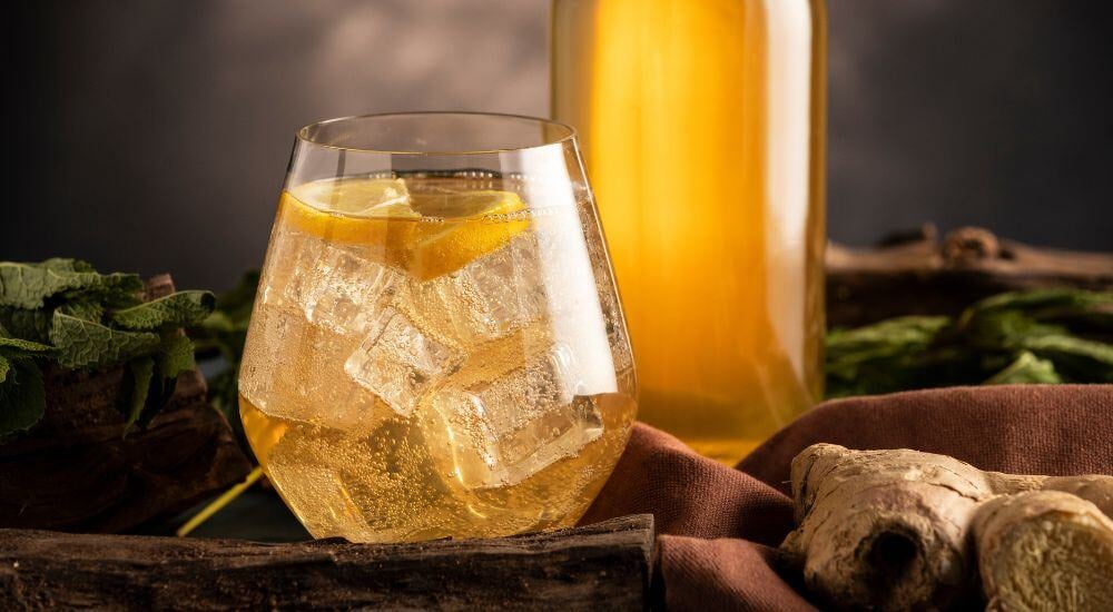 Découvrez les secrets de fabrication de la ginger beer et ses principales différences avec la ginger ale !