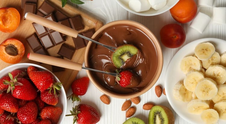 Fondue au chocolat et gourmandises à tremper