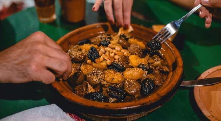 Lancez-vous dans un tajine pour régaler vos amis lors d'un dîner !