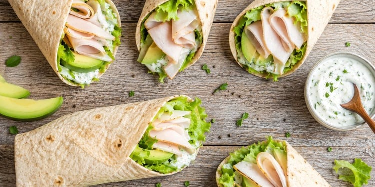 4. Wrap au poulet, avocat et sauce yaourt