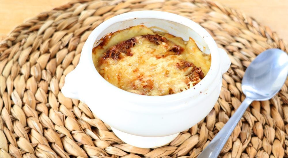 Découvrez les ingrédients et les étapes à suivre pour préparer une soupe à l'oignon maison