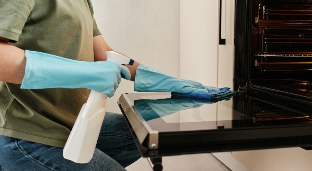 Voici les meilleures méthodes pour nettoyer un four naturellement