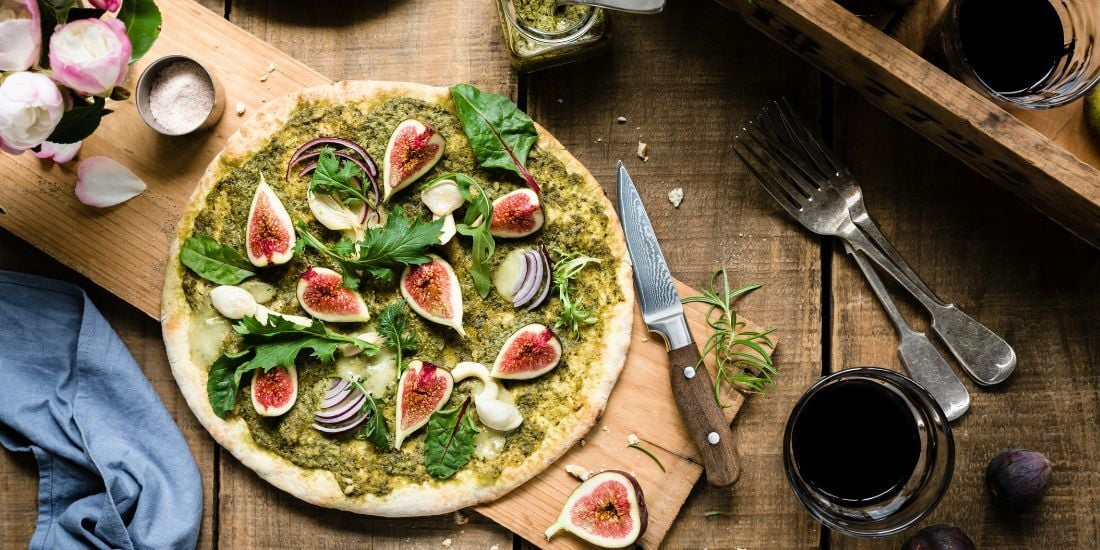 Pizza sucrée et salée avec du pesto