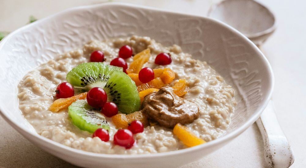 Recette de porridge au lait d'avoine et fruits de saison