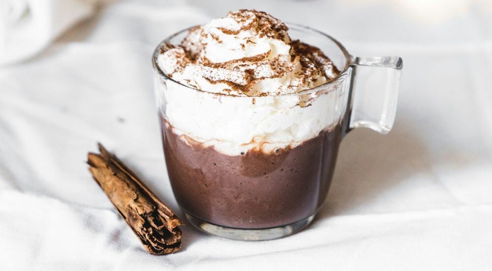 Découvrez comment préparer un chocolat chaud chantilly délicieux et rapidement avec notre recette maison !