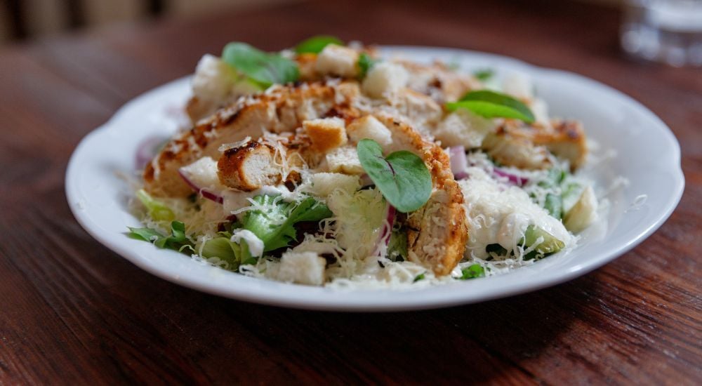Salade façon césar avec des pâtes pour un plat complet