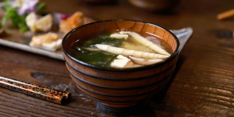Soupe miso aux légumes et tofu