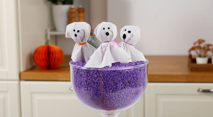 Des sucettes fantômes comme centre de table d'halloween