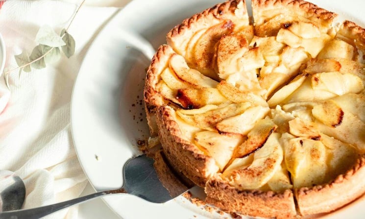 Comment réaliser une tarte aux pommes avec seulement 3 ingrédients ?