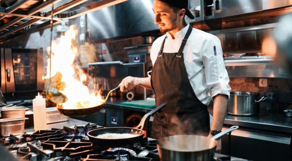 Que veut dire le terme flamber en cuisine ?
